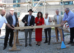 Traditionell die Hämmer geschwungen haben Zimmermeister Jürgen Kürbs, AWO AJS-Geschäftsführer Michael Hack, der scheidende Ilmenauer Oberbürgermeister Gerd-Michael Seeber, Landrätin Petra Enders, Architektin Stephanie Selig, Rüdiger Schaller aus dem Aufsichtsrat der AWO AJS gGmbH und Bauleiter Andreas Vollmann (v.l.n.r.).